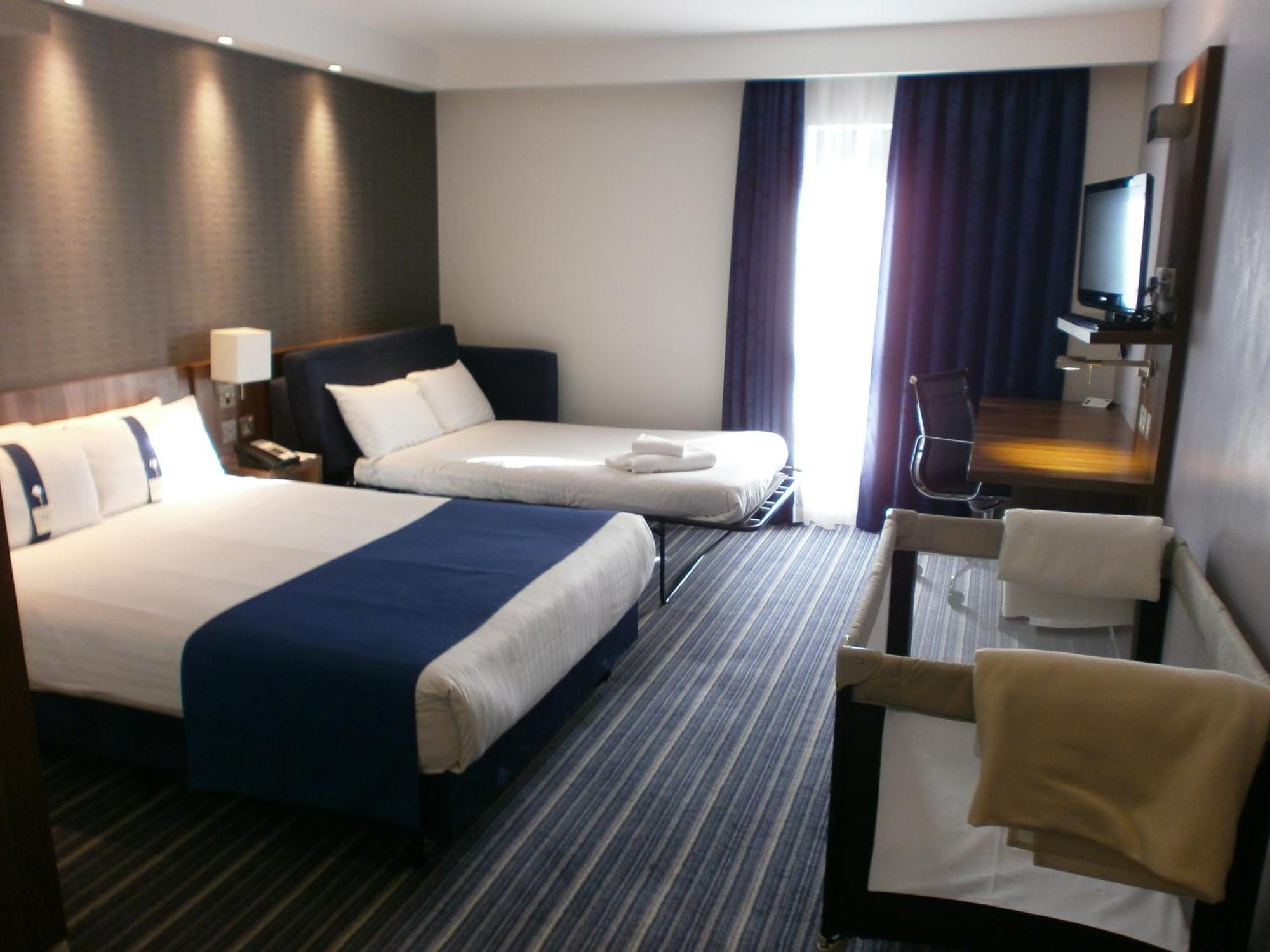 Holiday Inn Express Dunstable, An Ihg Hotel Exterior photo