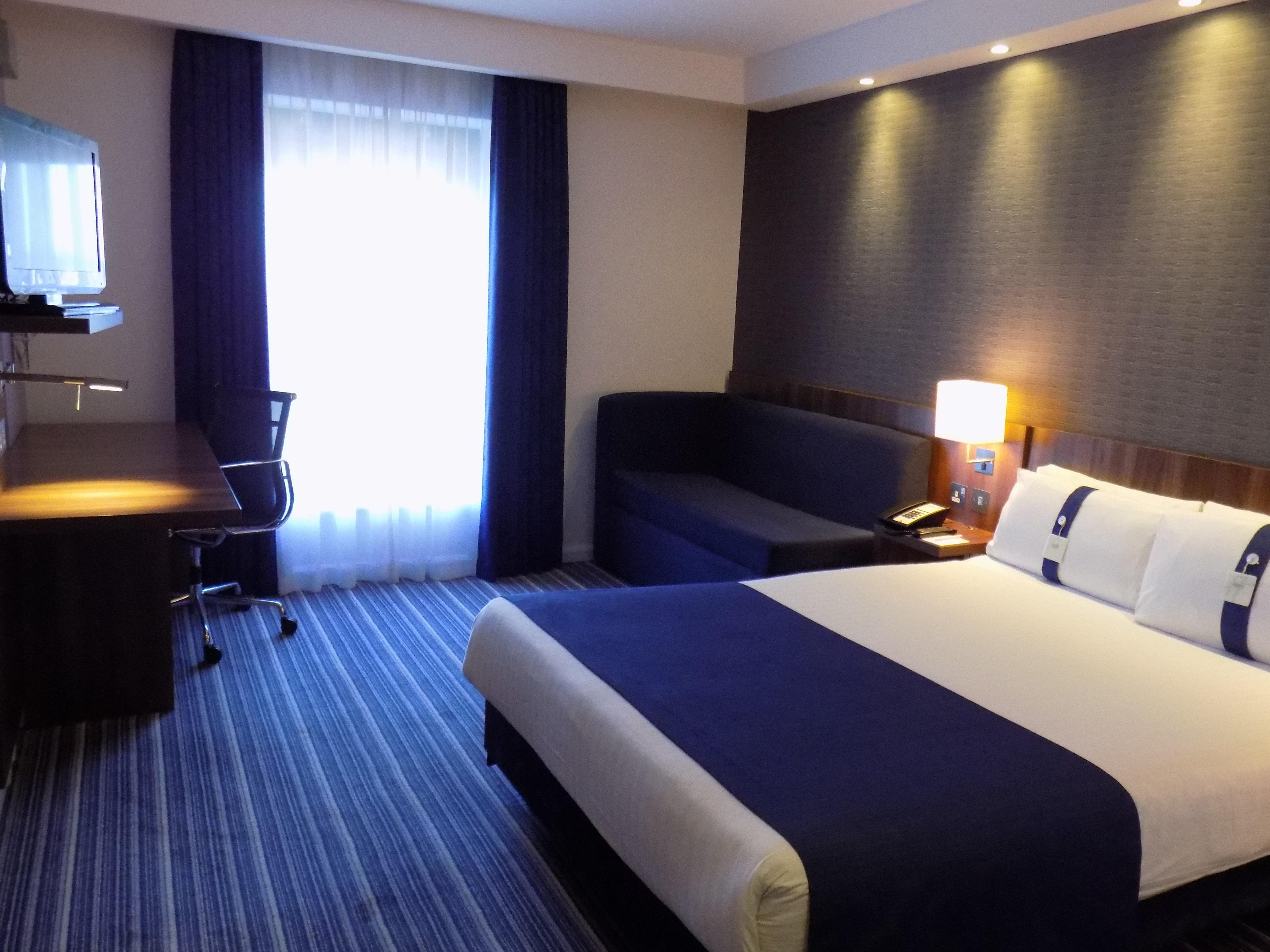 Holiday Inn Express Dunstable, An Ihg Hotel Exterior photo