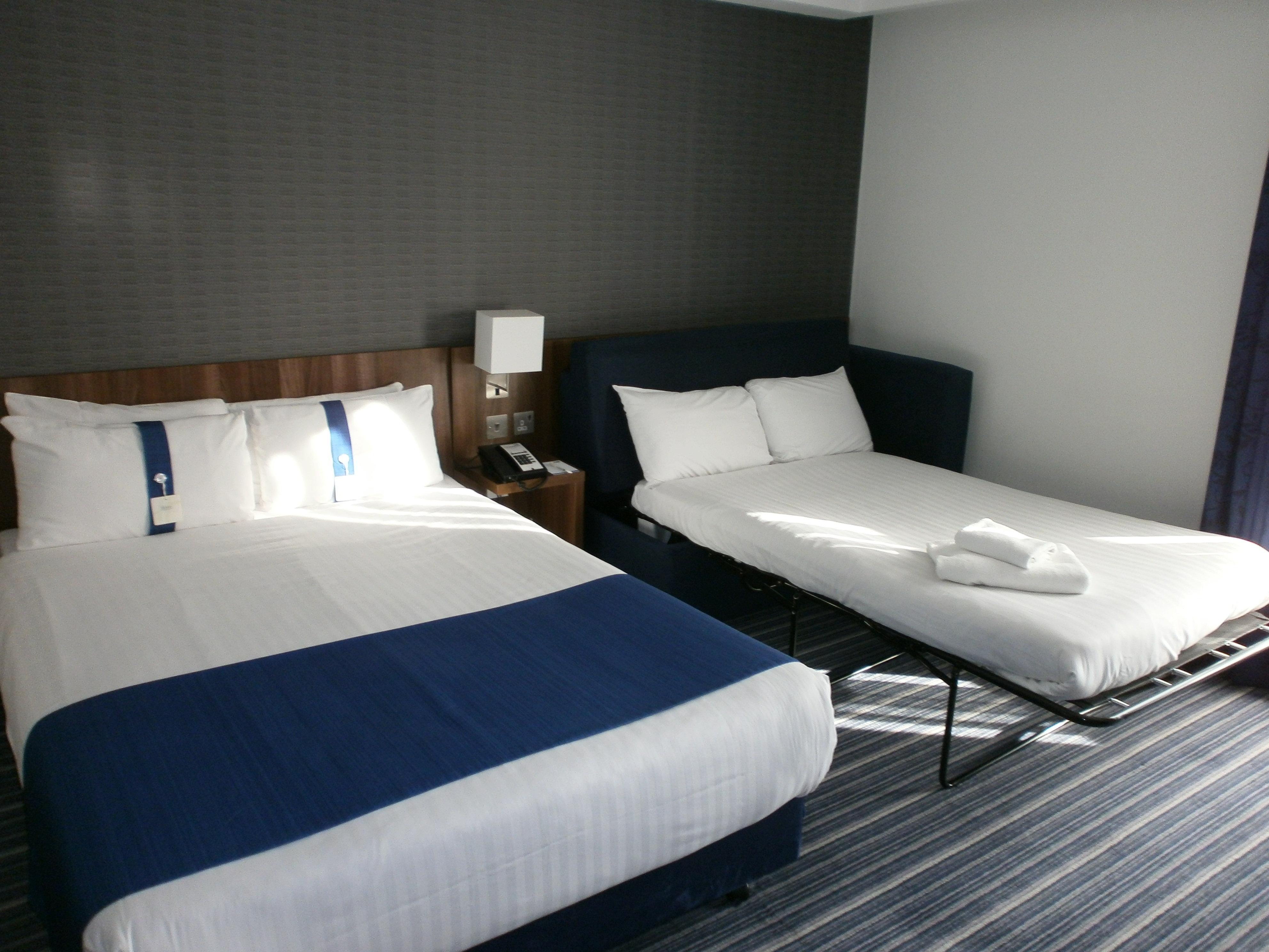 Holiday Inn Express Dunstable, An Ihg Hotel Exterior photo