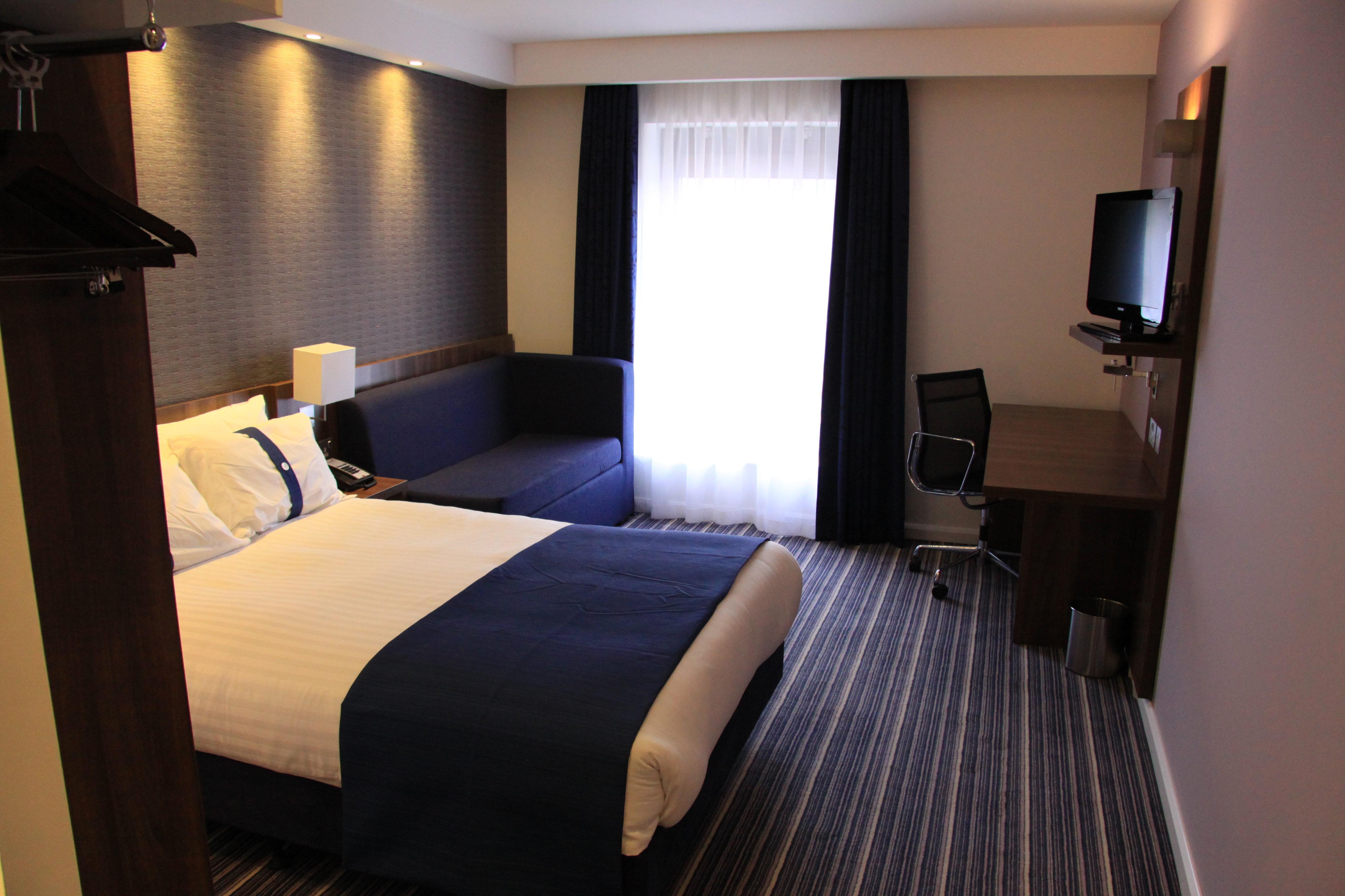 Holiday Inn Express Dunstable, An Ihg Hotel Exterior photo