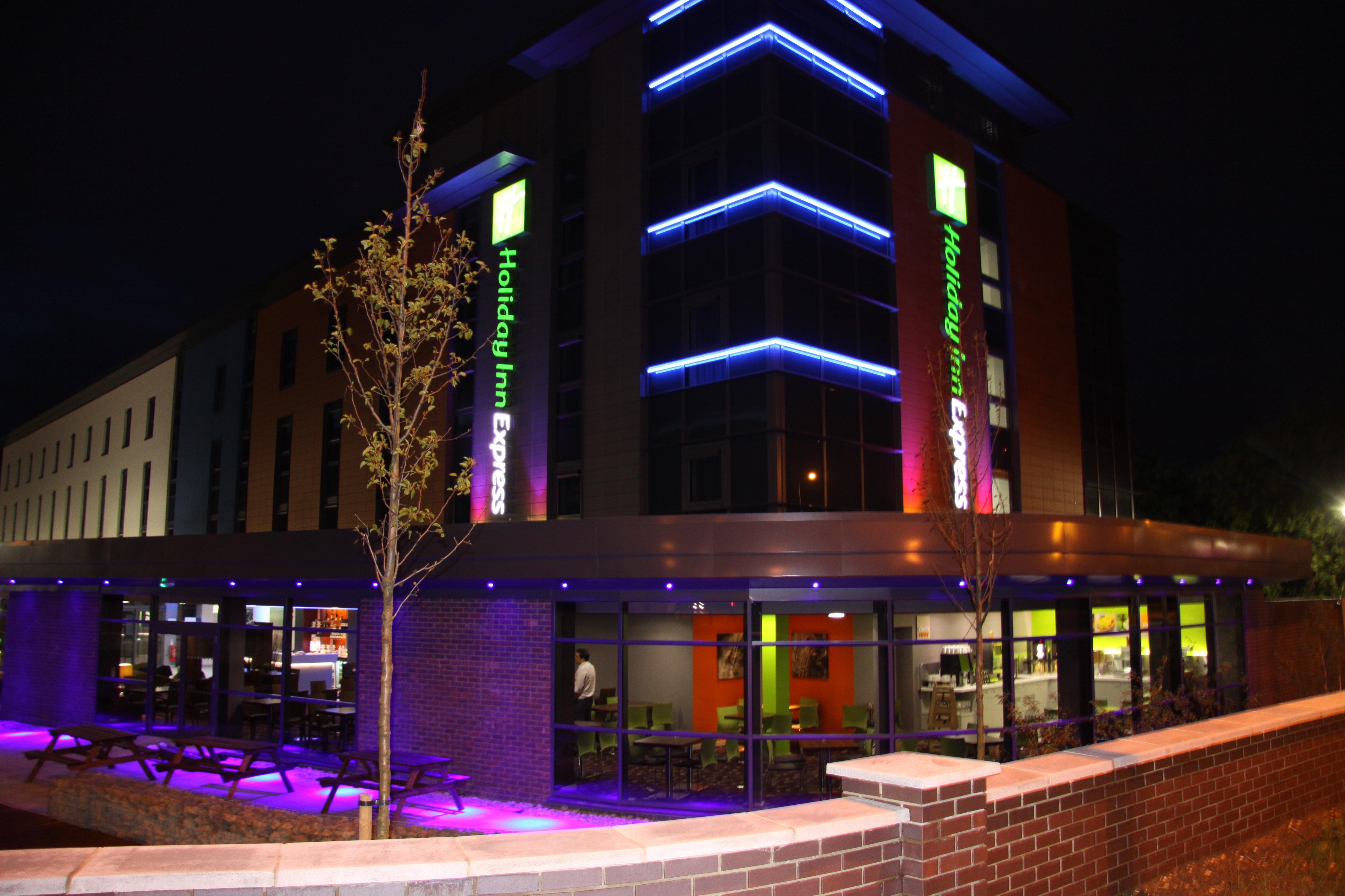 Holiday Inn Express Dunstable, An Ihg Hotel Exterior photo