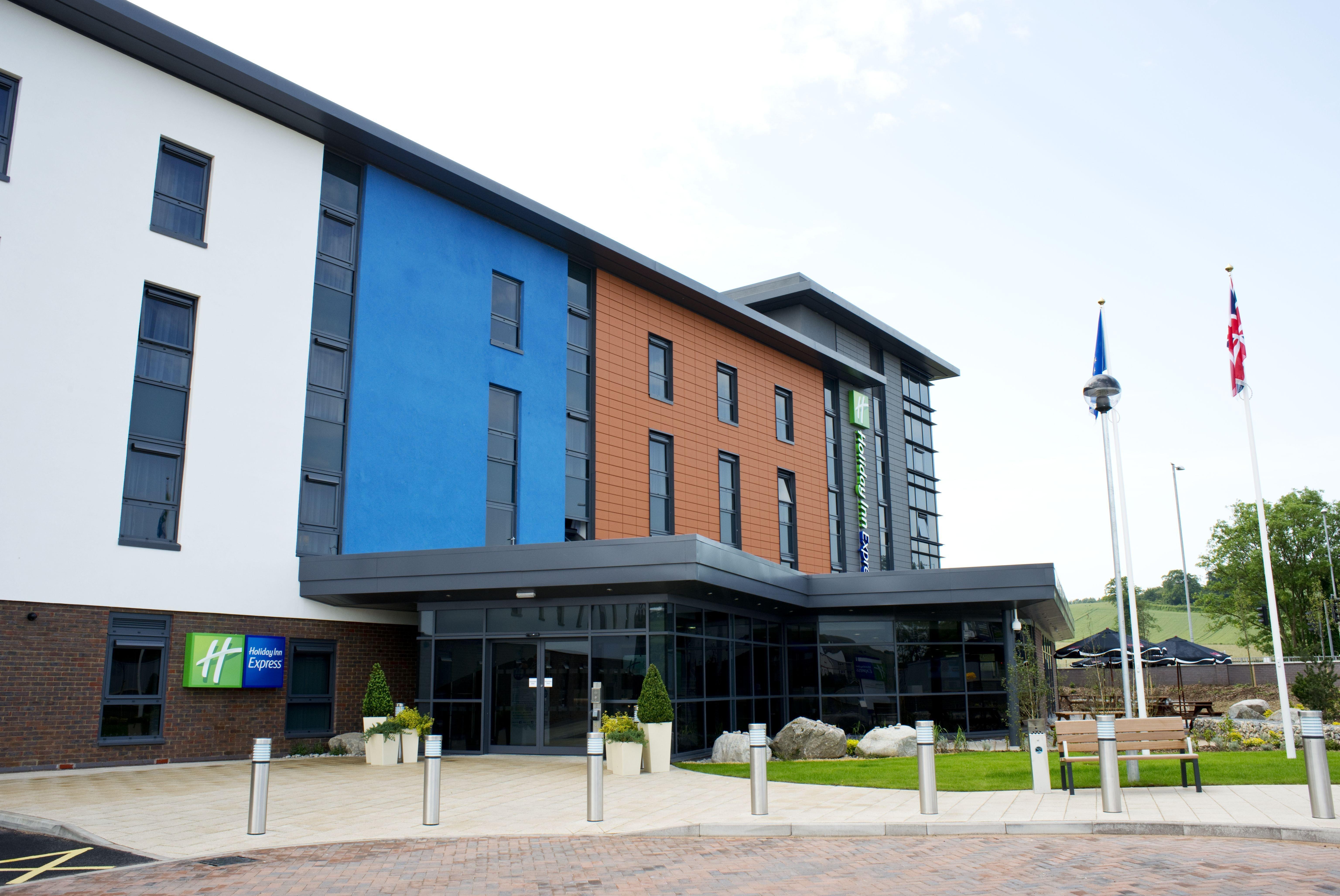 Holiday Inn Express Dunstable, An Ihg Hotel Exterior photo