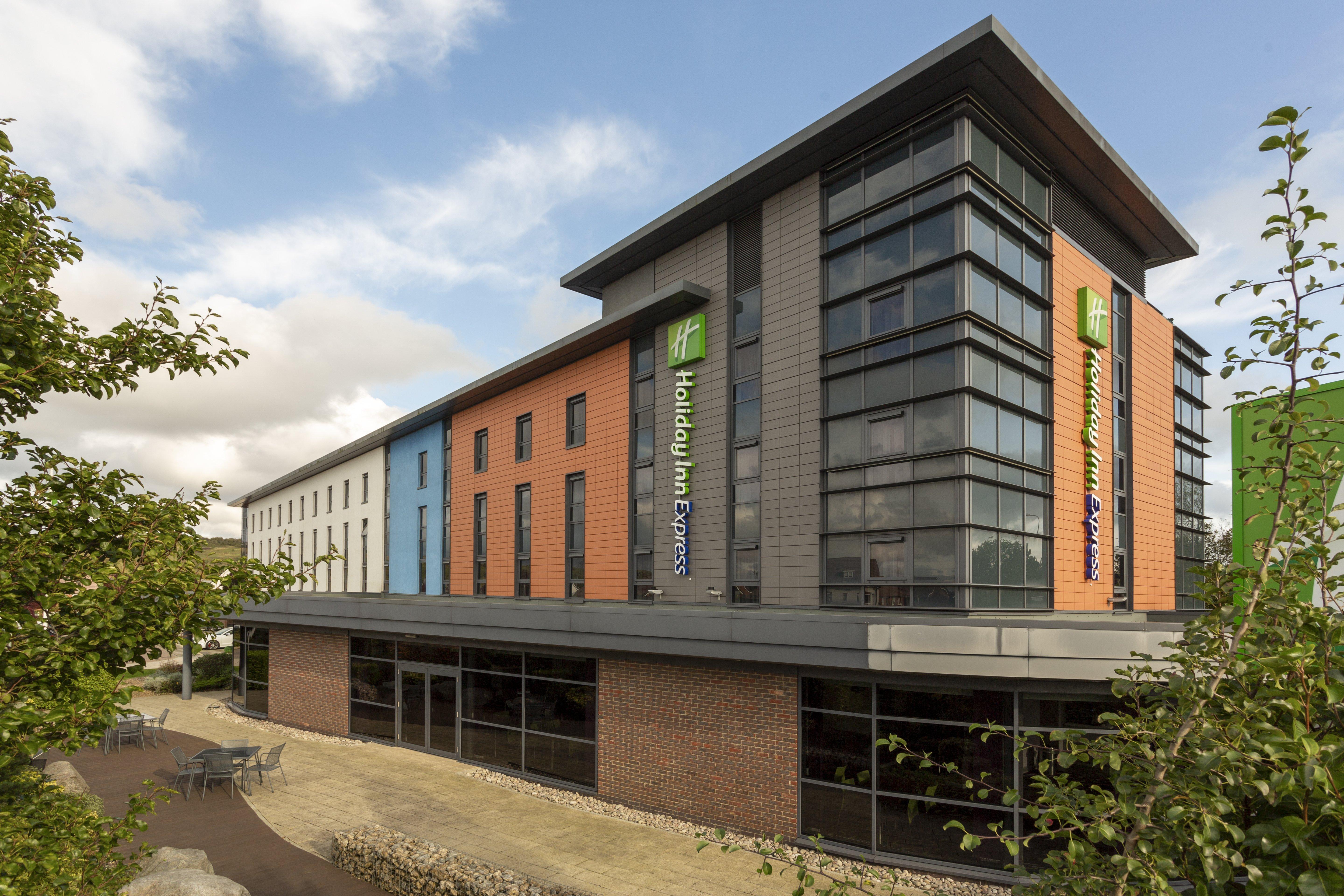 Holiday Inn Express Dunstable, An Ihg Hotel Exterior photo
