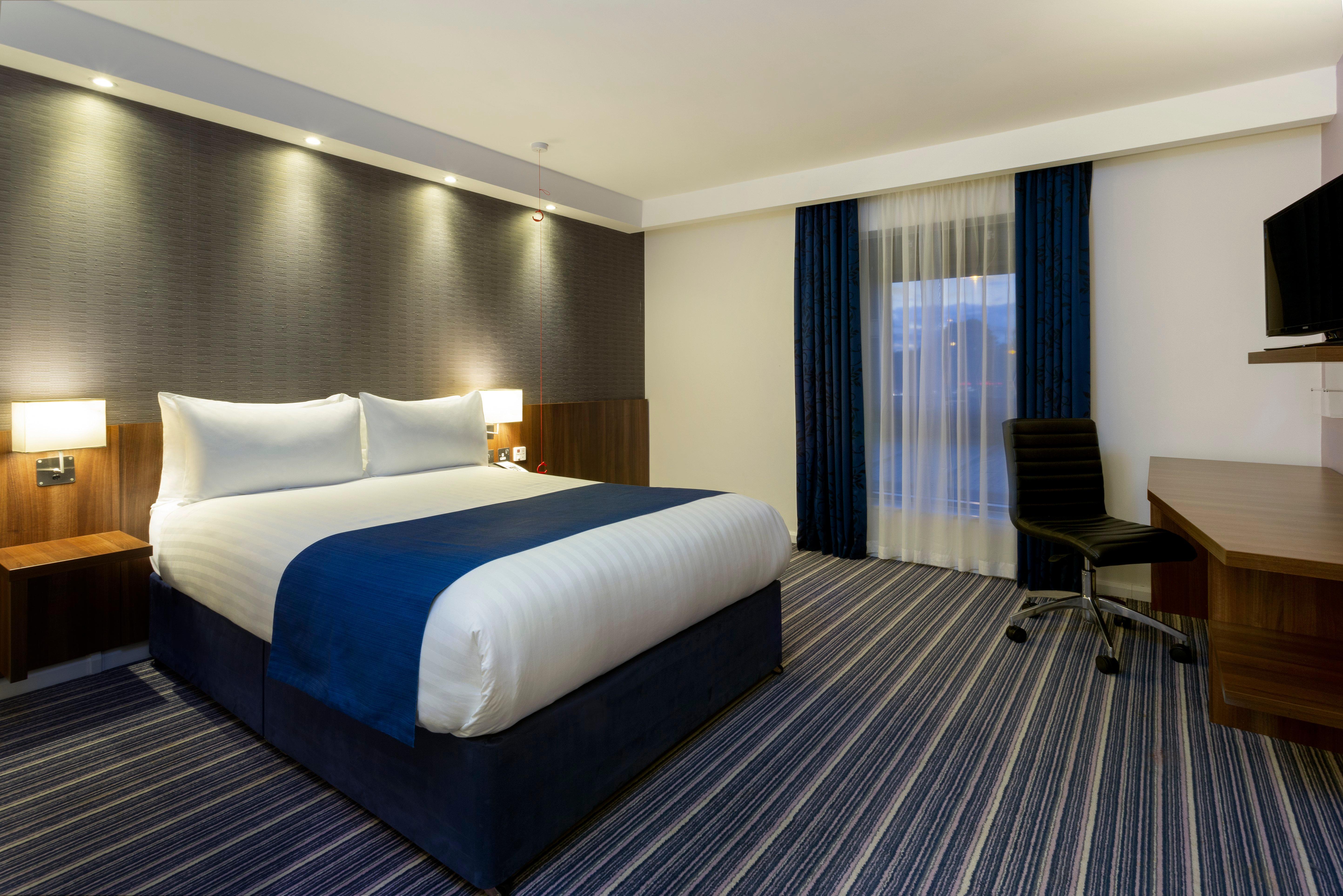 Holiday Inn Express Dunstable, An Ihg Hotel Exterior photo