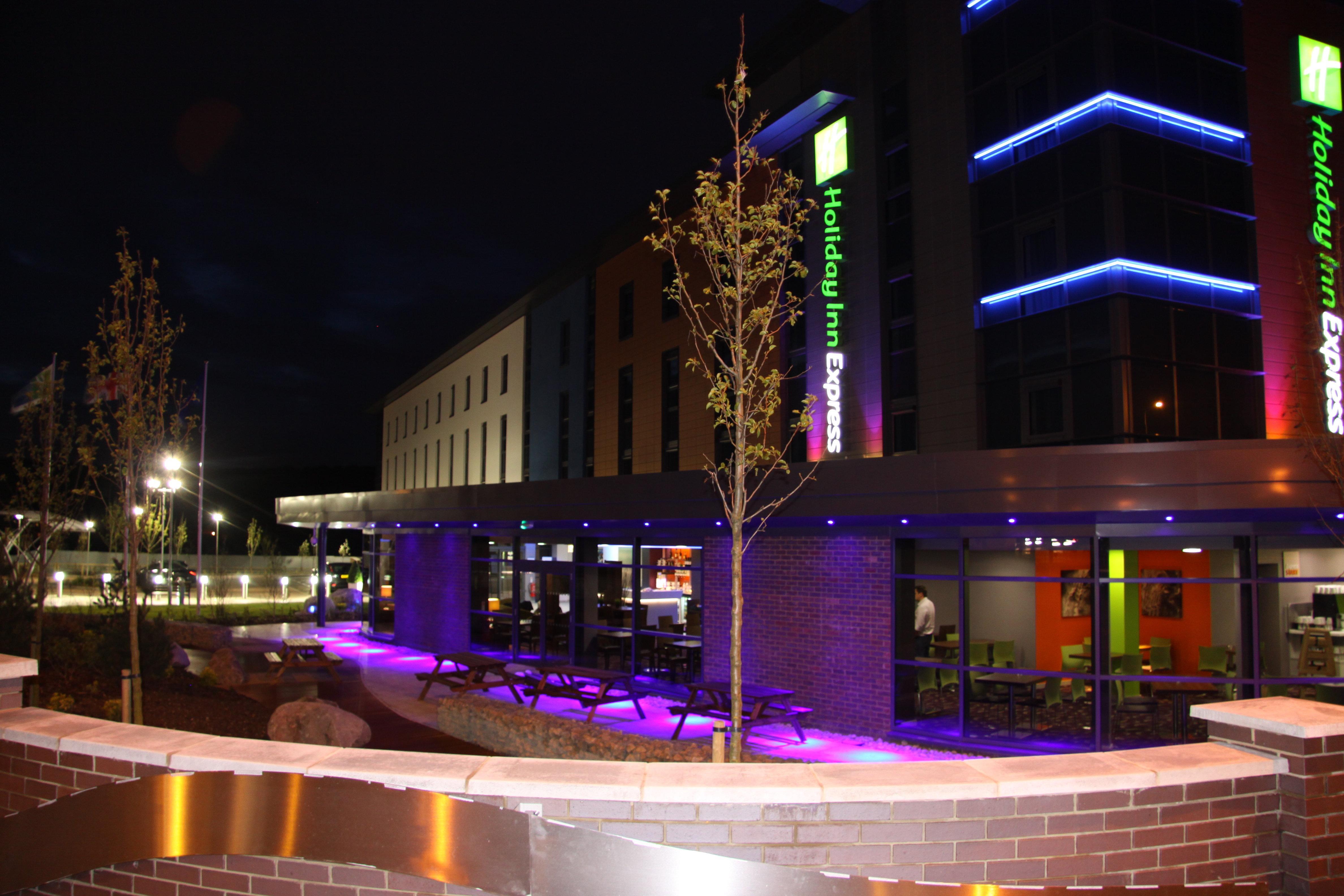 Holiday Inn Express Dunstable, An Ihg Hotel Exterior photo
