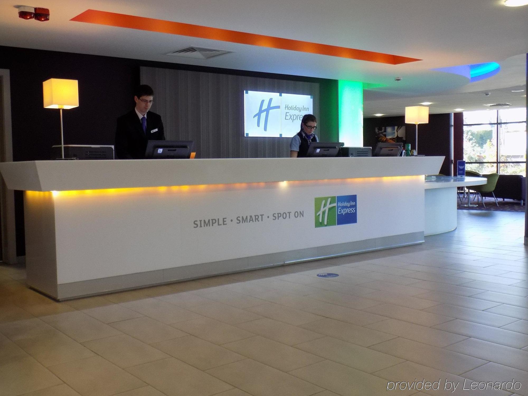Holiday Inn Express Dunstable, An Ihg Hotel Exterior photo