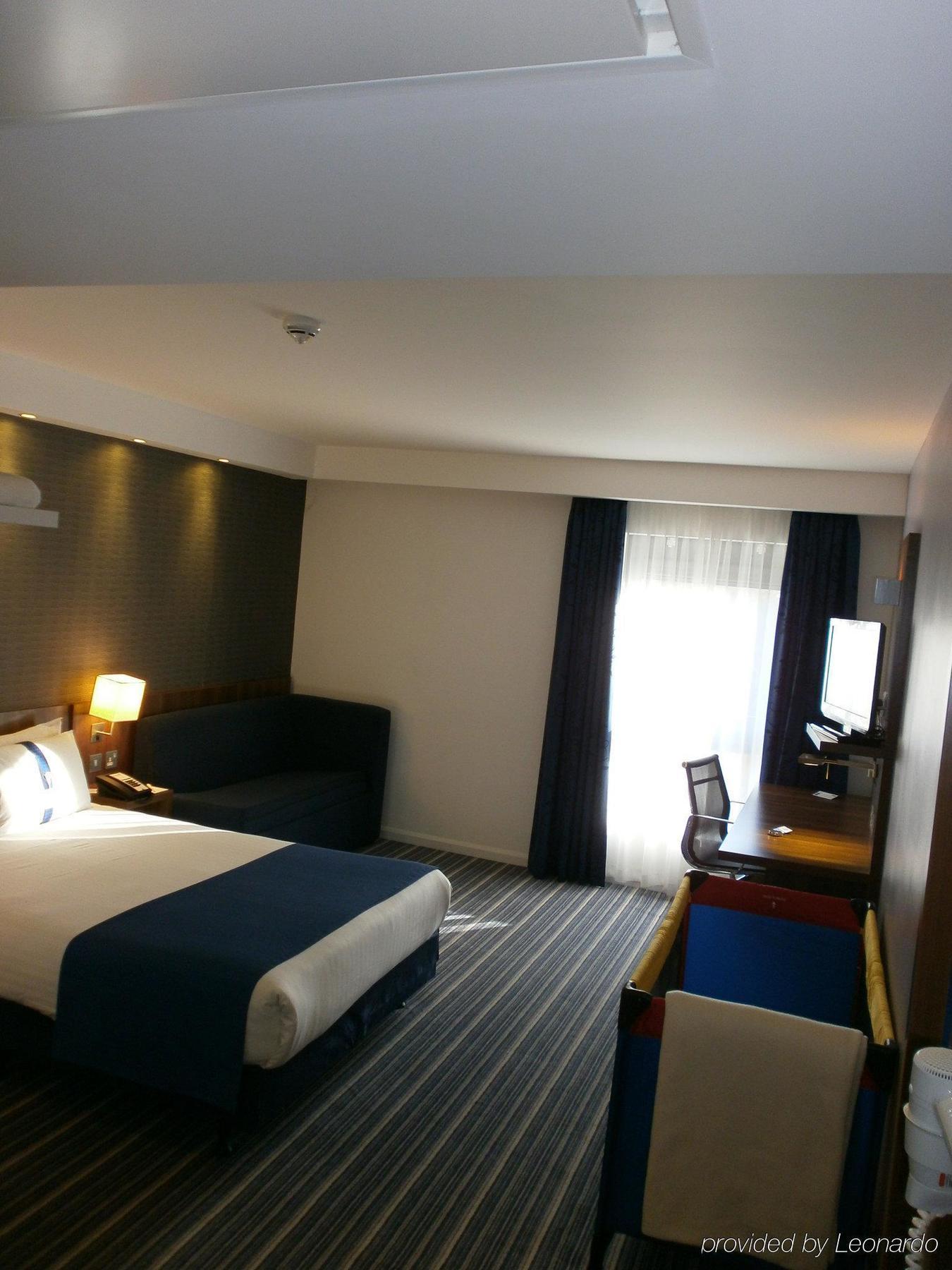 Holiday Inn Express Dunstable, An Ihg Hotel Exterior photo