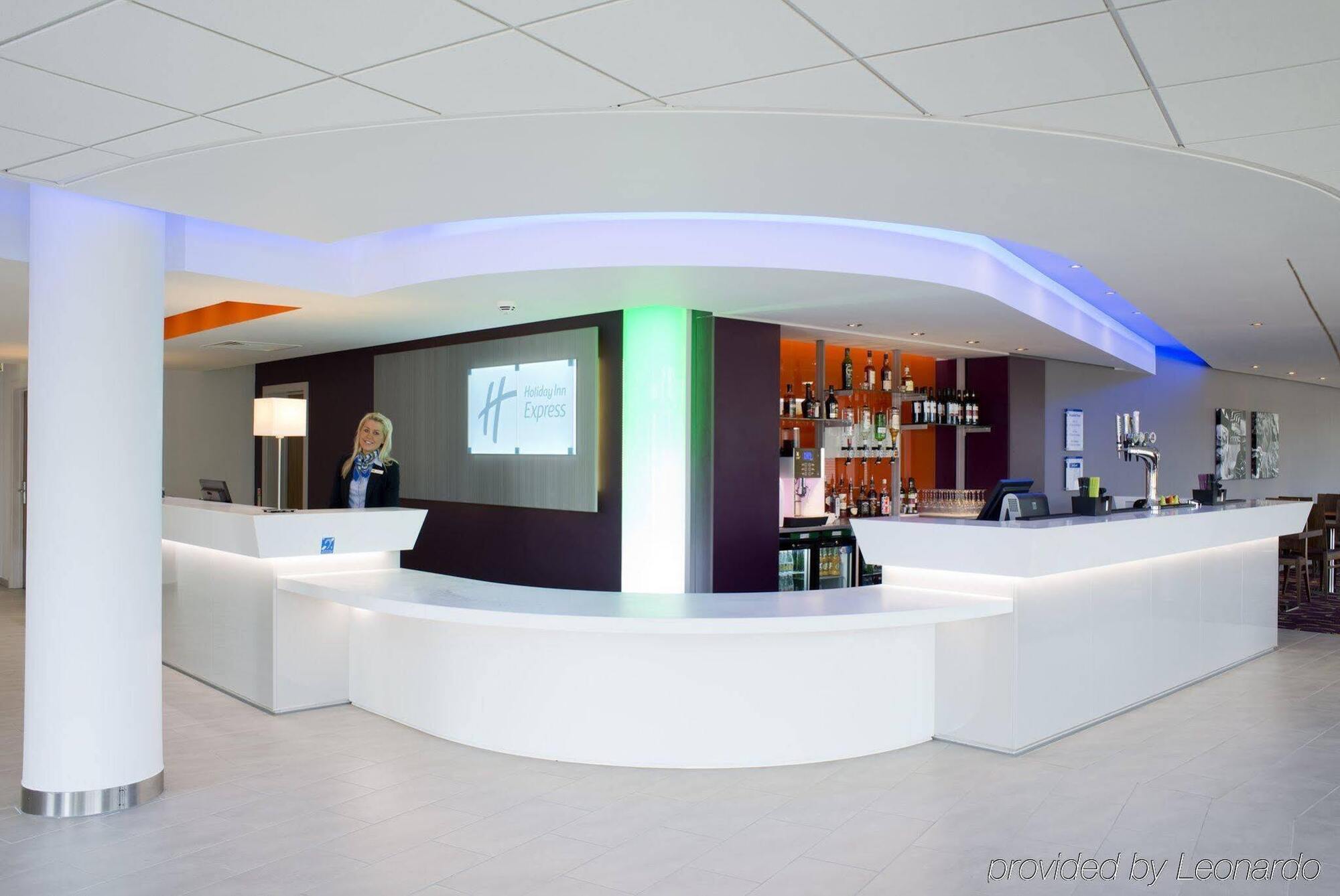 Holiday Inn Express Dunstable, An Ihg Hotel Exterior photo